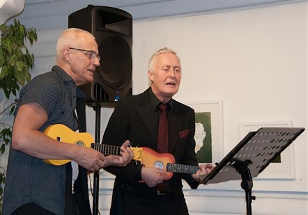 Börje Berglin och Clas lirar ukulele tillsammans